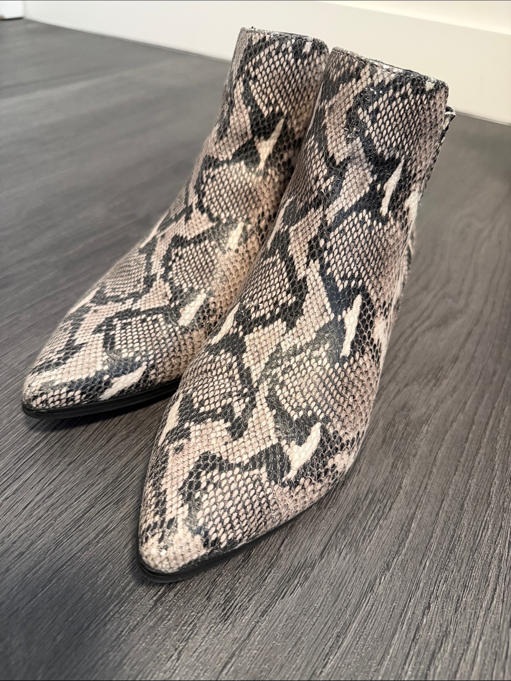 Halogen Snake-Print Pointed Ankle Boots - Black & Cream